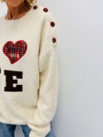 Pull Message Love à Détail Boutonné en Maille Douce – Image 3