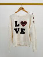 Pull Message Love à Détail Boutonné en Maille Douce – Image 4