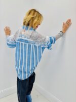 Chemise Rayée avec Détails Dentelle - élégance graphique et féminité moderne – Image 3