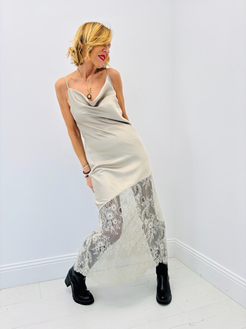 IMG_6261 Robe satinée avec dentelle – Élégance italienne & touche couture – Image 1