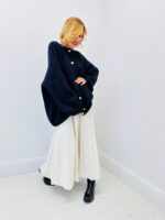 Gilet Grosse Maille avec boutons dorés – Volume cocooning & élégance italienne – Image 6