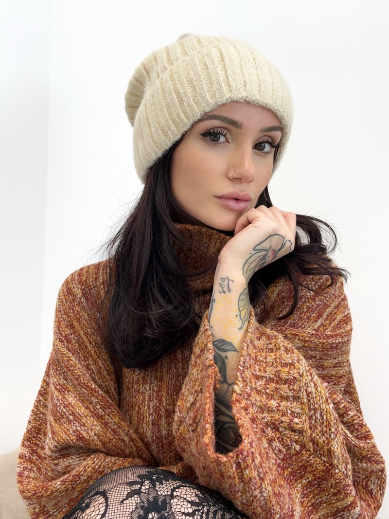 IMG_6371 Bonnet Pompon Doux & Chaud – L’Accessoire Hivernal Indispensable – Image 1