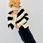 Pull Col Roulé Rayé Chic – Boutons Dorés & Maille Douce