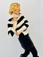 Pull Col Roulé Rayé Chic – Boutons Dorés & Maille Douce