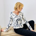 Pull Col V Motifs Visage – Viscose & Modal Premium