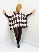 Pull Col V Oversize à Losanges – Élégance Graphique & Confort Moderne – Image 2