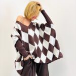 Pull Col V Oversize à Losanges – Élégance Graphique & Confort Moderne