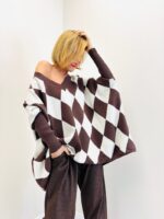 Pull Col V Oversize à Losanges – Élégance Graphique & Confort Moderne