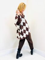 Pull Col V Oversize à Losanges – Élégance Graphique & Confort Moderne – Image 3