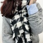 Écharpe Motif Pied-de-Poule – Chic Intemporel & Touche Graphique