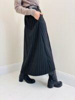 Jupe Midi Plissée avec Ceinture – Élégance Structurée & Style Moderne – Image 4