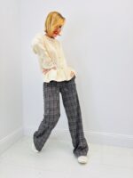 Gilet col dentelle & boutons bijoux – l’élégance douce du quotidien – Image 6