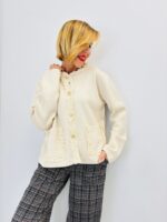 Gilet col dentelle & boutons bijoux – l’élégance douce du quotidien – Image 7