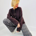 Gilet col dentelle & boutons bijoux – l’élégance douce du quotidien