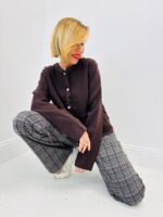 Gilet col dentelle & boutons bijoux – l’élégance douce du quotidien