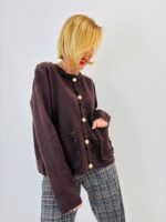 Gilet col dentelle & boutons bijoux – l’élégance douce du quotidien – Image 5