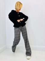 Gilet col dentelle & boutons bijoux – l’élégance douce du quotidien – Image 3