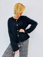 Gilet col dentelle & boutons bijoux – l’élégance douce du quotidien – Image 2