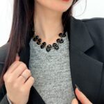 Collier Cœurs Noirs Sculptés & Chaîne Dorée – Élégance Moderne et Charme Intemporel