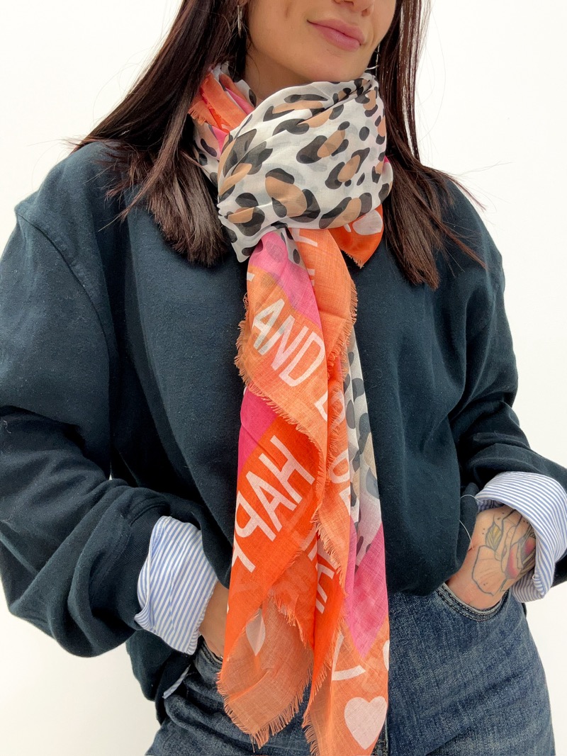 IMG_8439 Foulard carré imprimé léopard & message – 100 % viscose, Style & Bonne humeur – Image 1