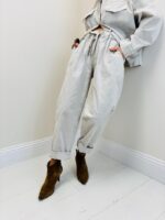 Pantalon Brodé – Coupe Barrel – Élégance Italienne Décontractée – Image 7