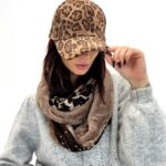 Casquette Léopard Strass – L’Accessoire Tendance qui Illumine le Look