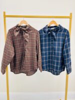 Chemise à Carreaux Col Nœud – Esprit Décontracté Chic & Volume Confortable – Image 2