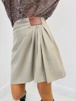 Jupe Plissée – Élégance Asymétrique & Taille Structurée – Image 4