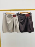 Jupe Plissée – Élégance Asymétrique & Taille Structurée – Image 2