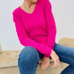 Pull col V essentiel en maille fluide et ultra confortable