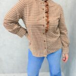 Chemise Grande Taille à Carreaux Foncés avec Volants Brodés – Élégance Intemporelle & Charme Authentique