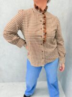 Chemise Grande Taille à Carreaux Foncés avec Volants Brodés – Élégance Intemporelle & Charme Authentique