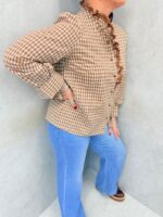 Chemise Grande Taille à Carreaux Foncés avec Volants Brodés – Élégance Intemporelle & Charme Authentique – Image 2