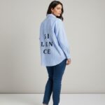 Chemise grande taille rayée à message dos – Élégance moderne & esprit affirmé