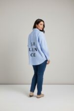 Chemise grande taille rayée à message dos – Élégance moderne & esprit affirmé