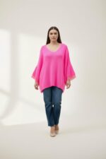 Pull fluide grande taille fuchsia à col V et manches larges dentelles – Image 2