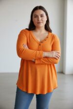 Tunique Grande Taille Bleu Ciel à Col Boutonné – Douceur & Élégance Quotidienne – Image 10