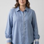 Chemise grande taille à carreaux et finitions dentelle – Élégance douce & confort moderne