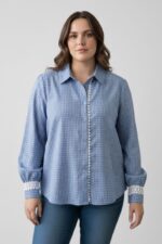 Chemise grande taille à carreaux et finitions dentelle – Élégance douce & confort moderne
