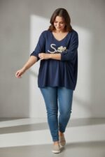 T-shirt fluide col V message brodé “Smile” – Grande taille – Image 2