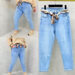 Jean grande taille taille haute avec ceinture foulard – Denim clair confortable et féminin – Image 3