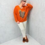 Top grande taille fluide à manches longues – Motif baskets brillantes esprit urbain