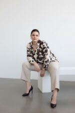 Chemise imprimé tacheté – Élégance audacieuse et coupe fluide (grande taille) – Image 3