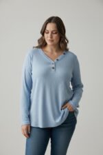 Tunique Grande Taille Bleu Ciel à Col Boutonné – Douceur & Élégance Quotidienne – Image 2