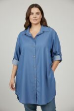 Chemise longue fluide grande taille en denim léger – Image 2