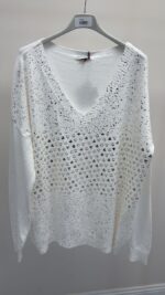 Pull grande taille col V imprimé cœurs – Douceur lumineuse & féminité moderne – Image 3