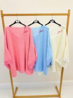 Pull fluide grande taille fuchsia à col V et manches larges dentelles – Image 5