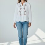 Chemise Blanche Brodée En Coton Gaufré – Détails Floraux Délicats