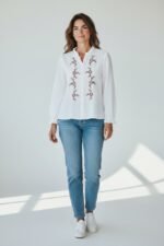 Chemise Blanche Brodée En Coton Gaufré – Détails Floraux Délicats