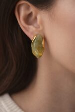 Boucles d’Oreilles Résine Marbrée – Élégance Organique & Reflets Dorés